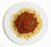 Zoutarm hoofdgerecht: Pasta met tomatensaus. Doe een ruime hoeveelheid water in een pan om de pasta in te koken. Snijd de uien, prei en paprika in kleine stukjes.
