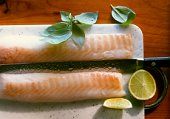 Zoutarm voorgerecht: Roergebakken visreepjes met pittige taugé. Kook een ½ liter water. Zorg dat de visfilet ontdooit is. Snijd de vis in reepjes van ca 2 cm breed en ca 6 cm lang.
