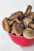 Zoutarm voorgerecht: Smakelijke champignons. Maak de champignons schoon en pel de knoflook. Verwarm de olie en smoor hierin het hele teentje knoflook kort.
