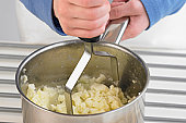 Zoutarm hoofdgerecht: Aardappelpuree met gebakken knoflook. Schil de aardappelen en snijd ze in stukken. Kook de aardappelen in een pan met weinig water en wat zout in 20 minuten gaar.