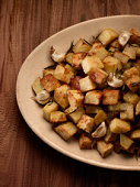 Zoutarm hoofdgerecht: Gebakken gekruide aardappelen. Schil en was de aardappelen en kook ze bijna gaar. Laat ze afkoelen en snijd ze in stukjes.