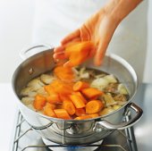 Zoutarm voorgerecht: Lentesoep. Snijd de worteltjes, de prei en de uien fijn. Verhit de olie in de pan en fruit hierin de ui, de worteltjes en de prei. Roer de bloem erdoor.