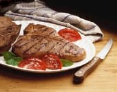 Zoutarm hoofdgerecht: Steakfilet. Snipper de ui en snijd de tomaat in kleine blokjes. Verwarm de olie in een koekenpan en smoor de ui tot hij doorzichtig is.