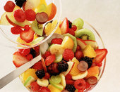 Zoutarm nagerecht: Fruitsalade met Griekse yoghurt. Snijd de ananas in plakken, schil hem en zorg dat alle putjes en pitjes weg zijn. Snijd de kiwi in dikke plakken en de druiven in tweeÃƒÂ«n.
